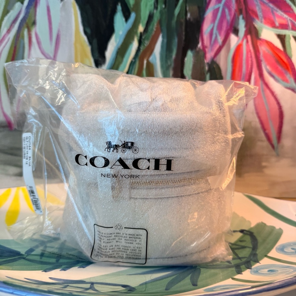 Authentic Coach Trail Crossbody Bag 12 Pillow Quilting In Leather Chalk CU144 - Picture 2 of 10